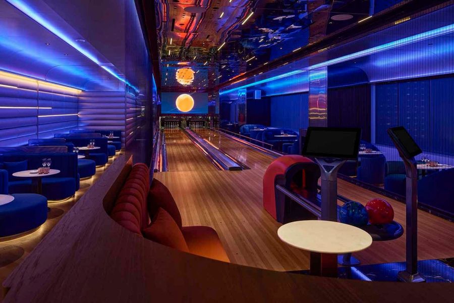 如果你也在思考跨年要去哪，不妨參考勤美洲際酒店推出的全新企劃——Rolling Bar 跨年派對。不同於一般餐飲空間，位於飯店 5 樓的 Rolling Bar 提供多元互動娛樂設施，從專業保齡球道、飛鏢機到桌上冰球，不僅是一場派對，更是凝聚整座城市期待的共感場域。以最璀璨的節奏與光影，迎接 2026 的倒數瞬間。