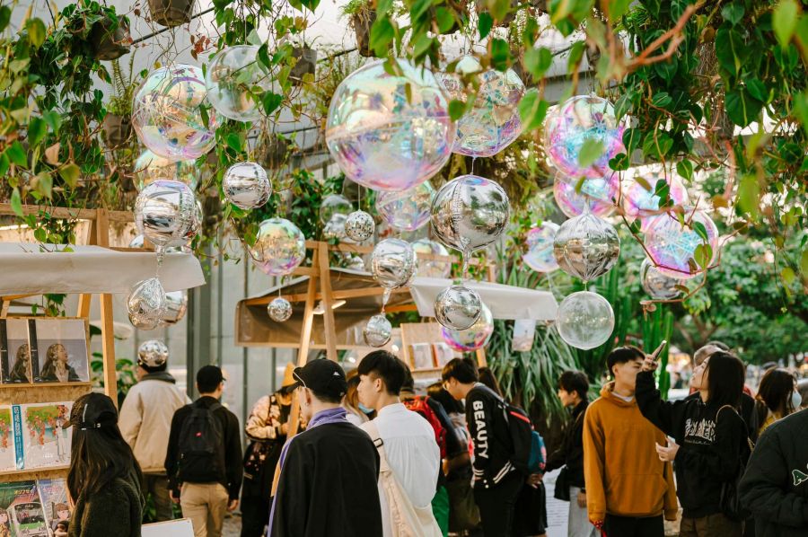 坐落於台中市民廣場旁的 PARK2 草悟廣場，是一座結合綠植與商場的非典型公園聚落。在這裡不僅能遊逛品牌嚴選的戶外用品，也匯集許多台中獨家異國餐廳與風格點心飲品。為迎接台中聖誕與跨年假期，廣場內設置充滿節慶氛圍的「聖誕小屋聚落」，呈現 PARK2 的獨特魅力，融合聖誕場景、下雪體驗與限定美食，有如置身歐洲聖誕街景般的情境切換。