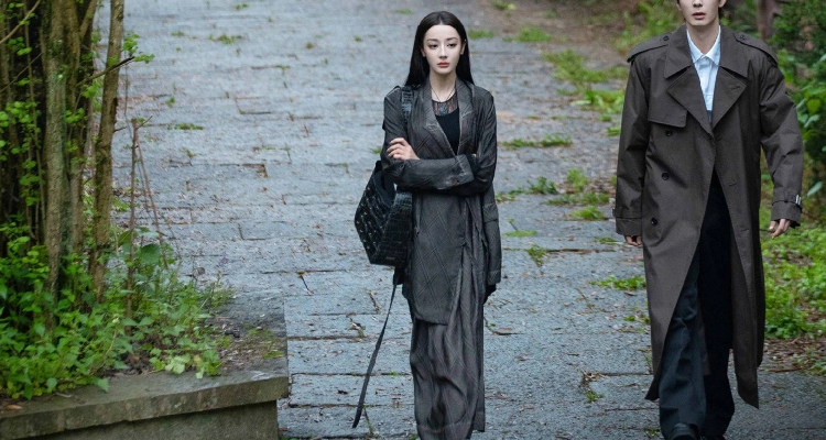 現在，我就幫《Bella儂儂》讀者們，歸納出迪麗熱巴擅長的3種技巧運用，讓大家能更輕鬆掌握她在私底下最常使用、也最容易上手的技巧。這些方式不僅貼近日常生活，也能在不需刻意打扮的情況下，增添時髦度。