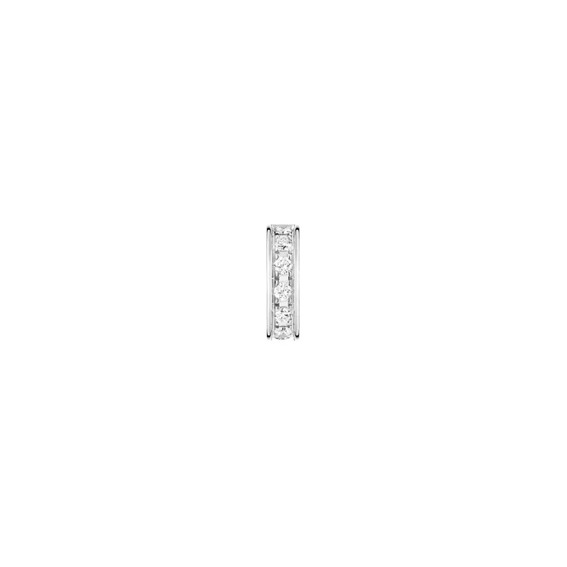 Boucheron 的 Quatre Radiant 像是把巴黎建築的俐落線條縮小成耳際的一道光。10毫米的高度搭配2.9毫米的纖細寬度，形成修長又精準的比例，彷彿一片白金立面優雅貼合在耳上。7顆總重0.14克拉的鑽石排成一道亮面光帶，走動間微微閃爍，像玻璃帷幕捕住日光那樣低調卻迷人。因為採單邊販售，你可以自由戴在耳朵的任一位置，為造型加上一點「行動力」或「專業感」。這款尤其適合正在工作上尋求突破、或希望得到貴人賞識的人。Quatre 系列的精神是「四種符號化為一股力量」，戴在耳畔就像是提醒自己：邏輯、品味、勇氣與自信，缺一不可。