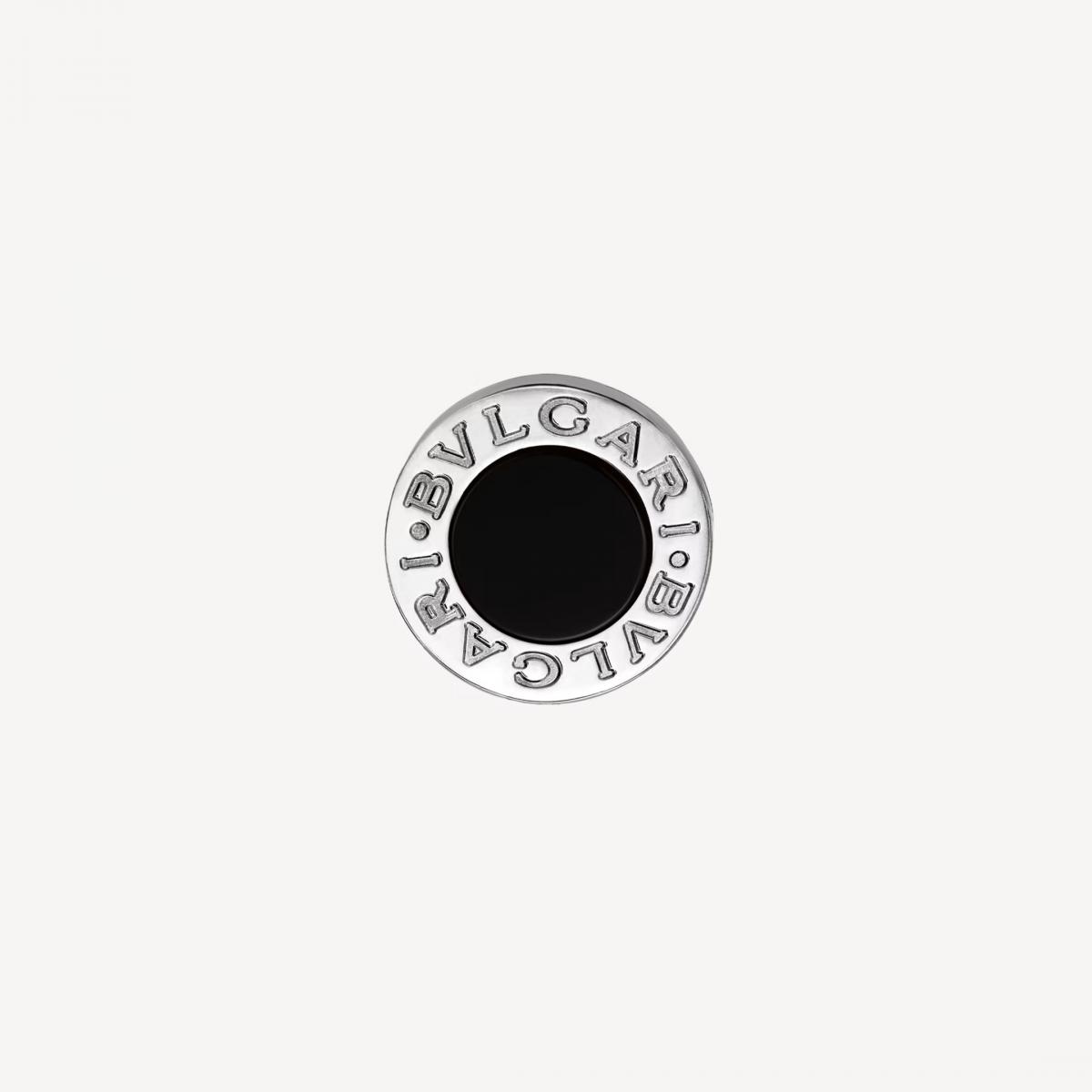 如果 Cartier d’Amour 是溫柔，那 Bvlgari Bvlgari 單邊耳環就是帶著一點「主見」的存在。圓形輪廓搭配經典環形鐫文，靈感源自古羅馬錢幣，像把歷史與潮流濃縮成一枚小小耳釘。中央以黑色縞瑪瑙點綴，反差強烈卻不突兀，無論男女都適合佩戴。單邊販售的形式，讓你能自由混搭，展現不對稱的時髦。它適合正在調整人際能量、希望展現更清晰自我風格的人，尤其是想強化職場魅力或社交存在感時，這款設計是很好的選擇。