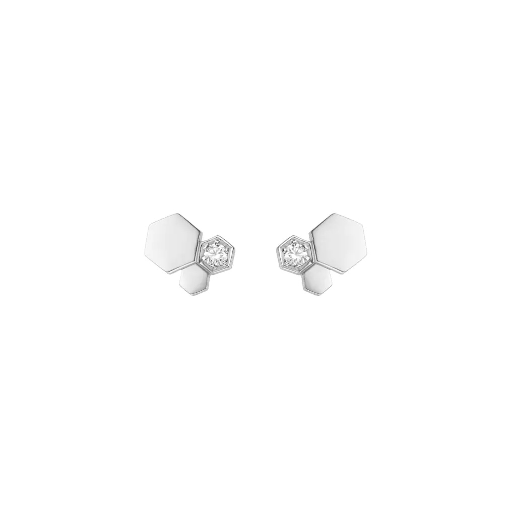 Bee de Chaumet 系列就像把法式優雅與自然能量揉成一束光。蜜蜂象徵活力與生命力，而這款白金耳環透過蜂巢的幾何結構重新詮釋，形成小巧卻層次分明的造型。鋪鑲的0.11克拉明亮式鑽石像被日光吻過的蜂蜜，暖暖亮亮地貼在耳際。若你近期希望提升個人氣場或開啟新的行動能量，非常推薦將這款耳環戴在耳上緣或耳中段，既能拉出俐落線條，也多了一份積極的象徵意味。它不屬於高調型珠寶，但有一種安靜卻堅定的品味，適合那些希望被看見、卻不願用力張揚的人。