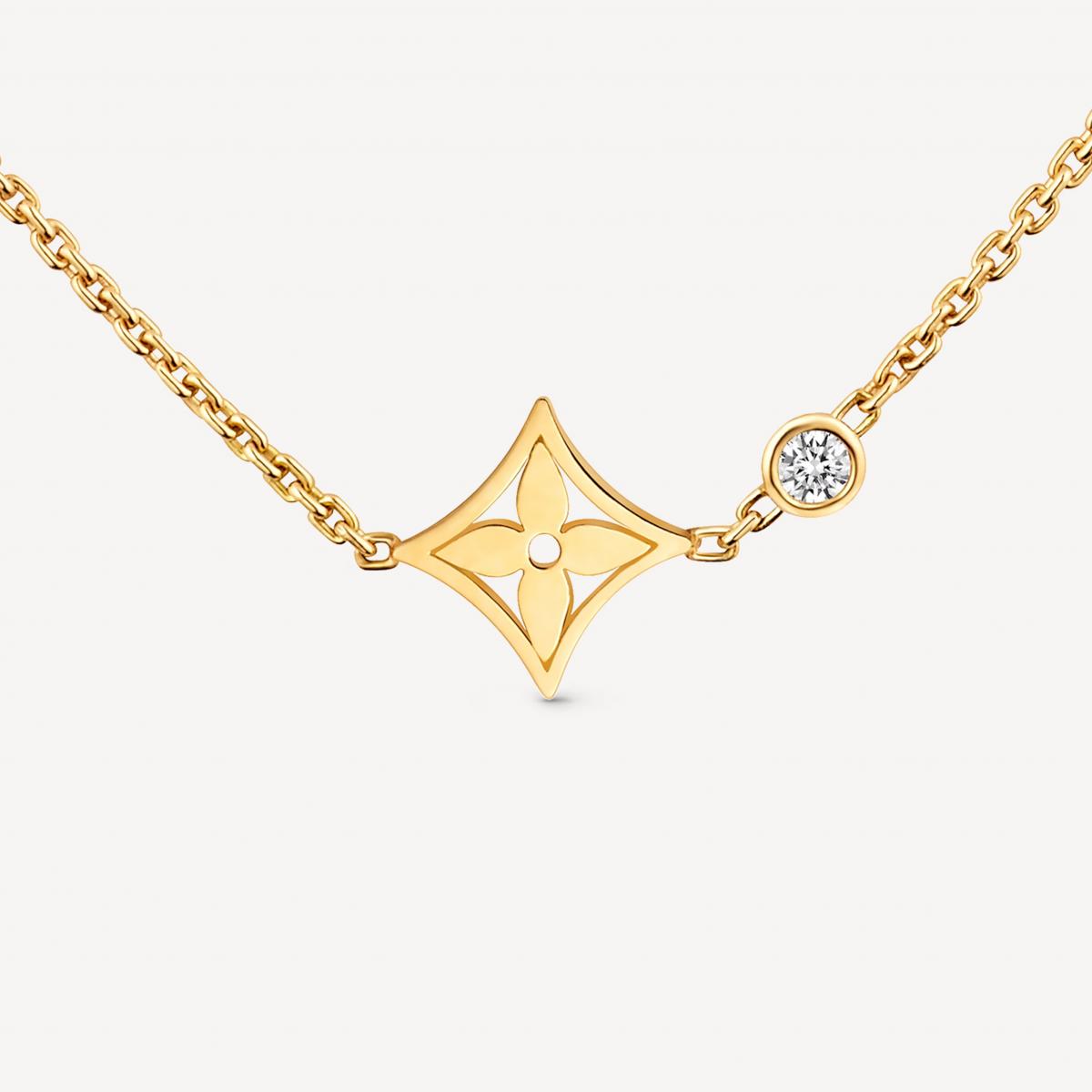 LV 經典的 Monogram 花卉，在 Idylle Blossom 系列中被重新雕琢得更柔和、更像一朵恰好盛放的金色花瓣。線條圓潤年輕，流露輕快的優雅；一顆小巧鑽石點在黃金細鍊上，如日常裡不經意的一抹亮光，為整體注入靈動氣息。這款項鍊的魅力在於「剛剛好」——既帶有品牌辨識度，又保留足夠簡約，既不喧鬧，也不會淺淡得被忽略。無論搭配素面上衣或俐落襯衫，都能自然提亮整體造型，散發法式輕盈。它特別適合精緻的質感女性，也是最能體現路易威登自由、奔放、帶點淘氣魅力的入門珠寶。