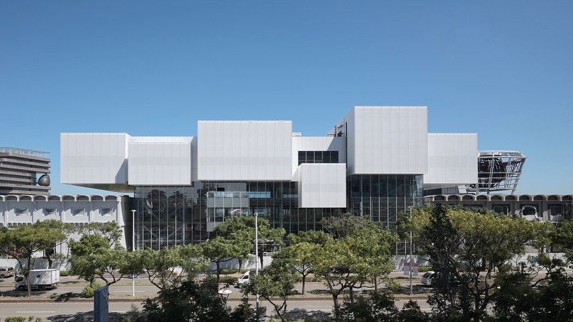 2027 年，新竹將迎來全新文化地標——風城文創館。這座位於新竹市東區的新興空間，不僅以純白極簡建築外觀成為城市新亮點，更集結商場、餐飲、展演空間與文創辦公等多元機能，預計成為串連科學園區與城市生活的重要節點。隨著新竹加速打造藝文廊帶，風城文創館也被視為下一個備受期待的文化核心。