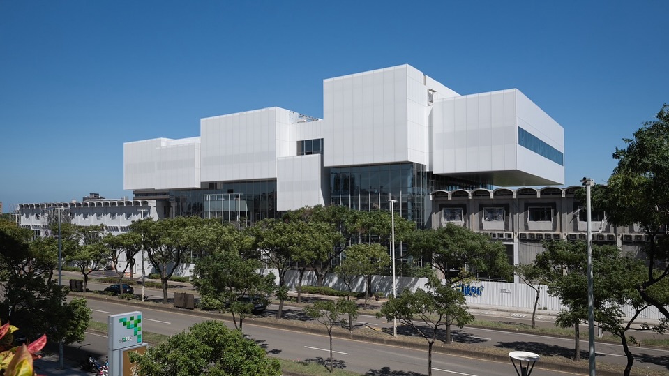 2027 年，新竹將迎來全新文化地標——風城文創館。這座位於新竹市東區的新興空間，不僅以純白極簡建築外觀成為城市新亮點，更集結商場、餐飲、展演空間與文創辦公等多元機能，預計成為串連科學園區與城市生活的重要節點。隨著新竹加速打造藝文廊帶，風城文創館也被視為下一個備受期待的文化核心。