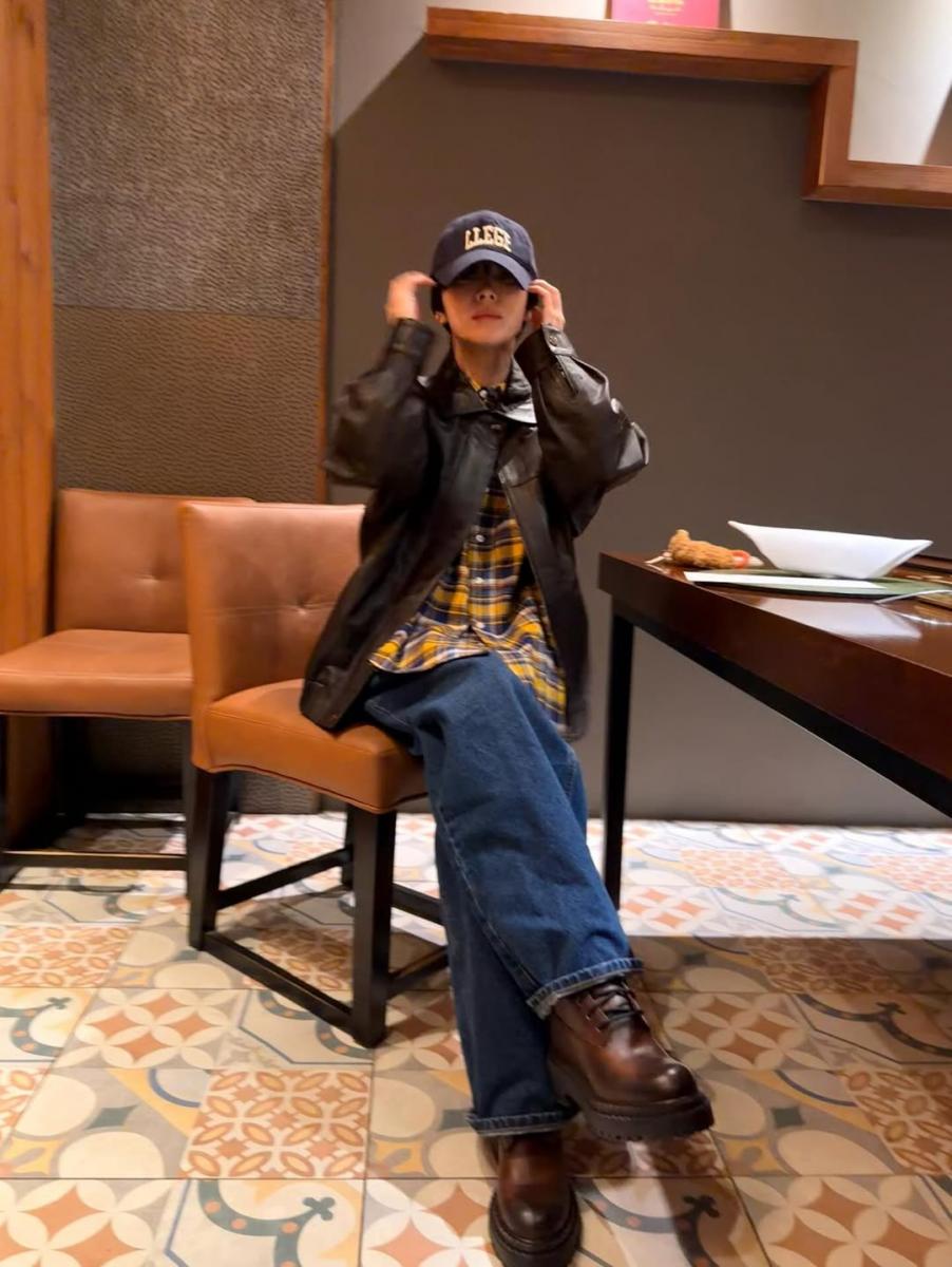 在鞋款的選擇上，他以一雙帶有手工感刷色的鞋款為搭配，該款是來自於 Prada，