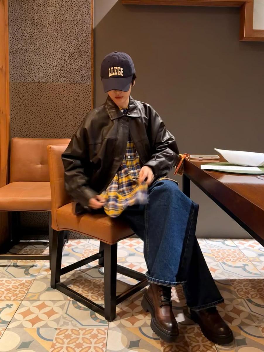 宋慧喬這次身著的服裝是來自於韓國的 LLEGE,該品牌以美式休閒、音樂文化為創作根基