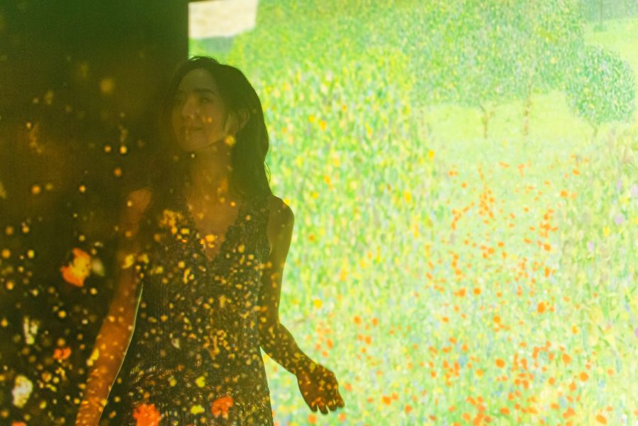 另一個亮點，莫過於沉浸式的藝術空間，透過古斯塔夫・克林姆（Gustav Klimt）的藝術史，結合他的經典畫作《吻》（The Kiss），打造極具詩意的藝術空間。不僅能欣賞作品，也透過多重感官體驗，營造虛實交錯的視覺饗宴，將筆下世界具象化，在眼前鮮活綻放。