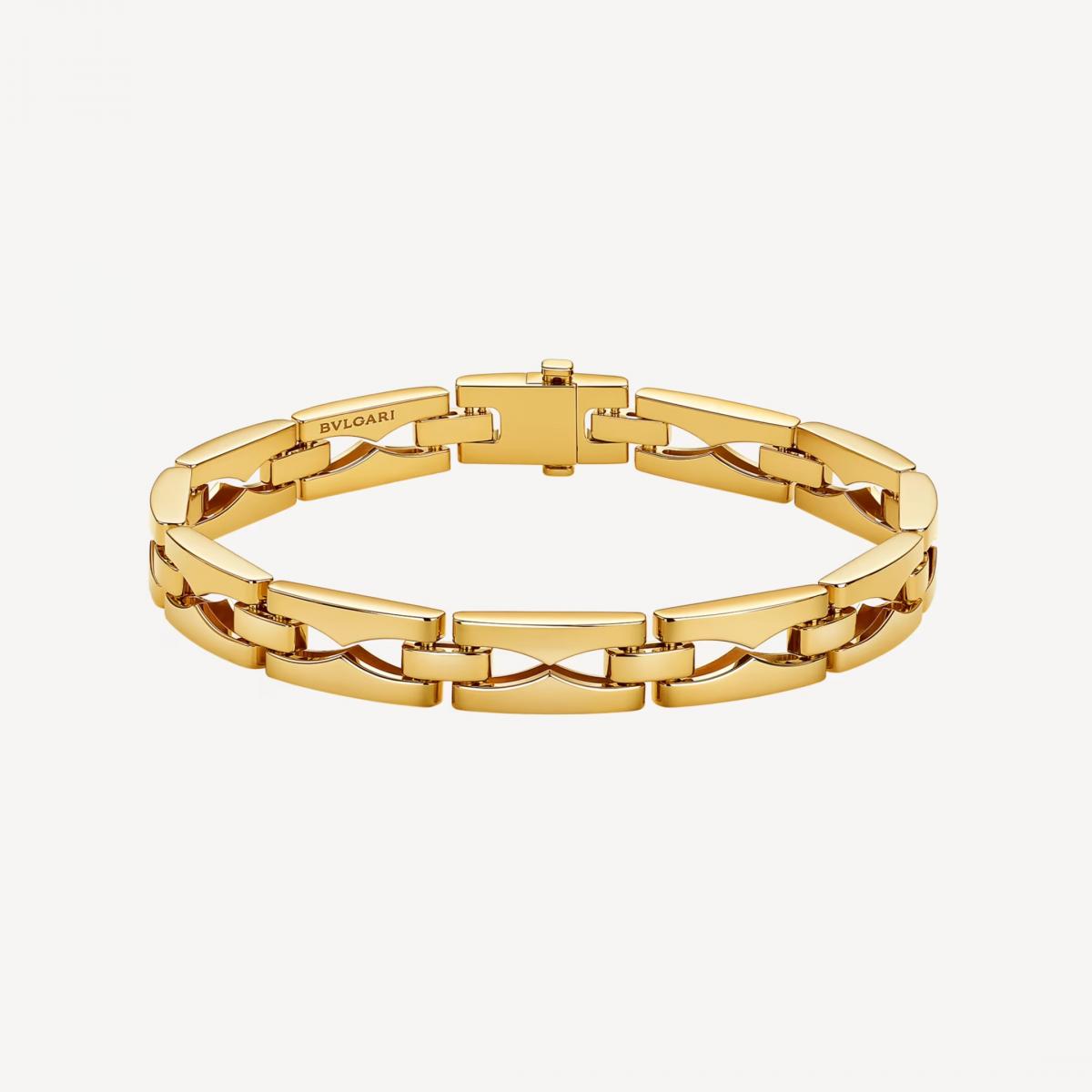 寶格麗這款全新 B.zero1 軟式手環，是經典語彙的一次「柔性進化」。若說過去的 B.zero1 像一段雕塑語言，那這款軟手環則像把那份力量揉進日常節奏裡，以更靈動、更貼膚的方式呈現。交錯鍊節延續戒指的螺旋精神，但袖珍、模組化的設計讓整體看起來不僅精緻，還多了幾分年輕的俏皮感。戴上手腕時，它會跟著動作小幅擺動，像金色波紋般在肌膚間流動，既有寶格麗一貫的大器，也有符合現代需求的輕盈。無論是 T-shirt 牛仔褲的休閒穿搭，或像李英愛那類的極簡黑洋裝，都能讓整體視覺瞬間亮起來，是非常適合日常佩戴的精品手環。