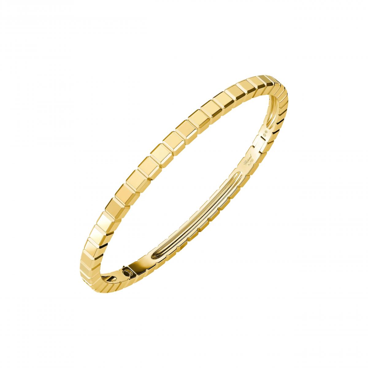 Chopard 的 Ice Cube 系列向來以「微型立方體」展現冷調又現代的美學。這款18K黃金手環像是一圈光滑的冰晶體，以一顆顆小立方體堆疊出極簡卻迷人的節奏。當光線落下，它折射出像冬日晨曦照在冰晶上的那種亮度，俐落卻帶點神秘。這種乾淨的美感特別適合極簡穿搭，也適合個性鮮明的人。比起傳統圓形手環，它的存在感不靠厚度，而是靠「線條的果斷」。你可以把它想成一條哲學般的金色句子，看似冷感，卻能讓整體穿搭更精準、更有態度。
