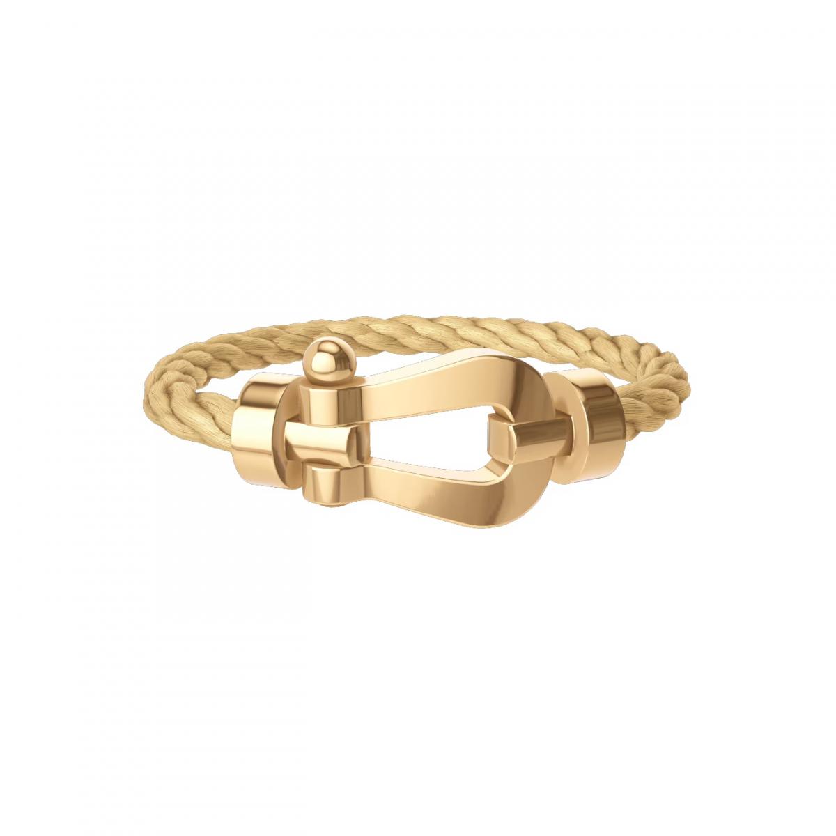 Force 10 自1966年誕生以來，就是 Fred 最能代表自由精神、冒險與自信的一個系列。這款 XL 尺寸金質手環顛覆了傳統「纖細」的珠寶形象，以航海鋼纜為靈感，重現粗獷與優雅並存的輪廓。黃金扣件像迷你船錨，帶著一點港口風景的浪漫；粗繩或金鍊結構則增添力量與份量。戴在手上，不僅是飾品，更像是一種生活態度——自由、勇敢、不被框架拘束。若想展現個性，Force 10 是少數能在 「日常」與「氣勢」之間取得完美平衡的金手環，非常推薦給帥氣前衛的你。
