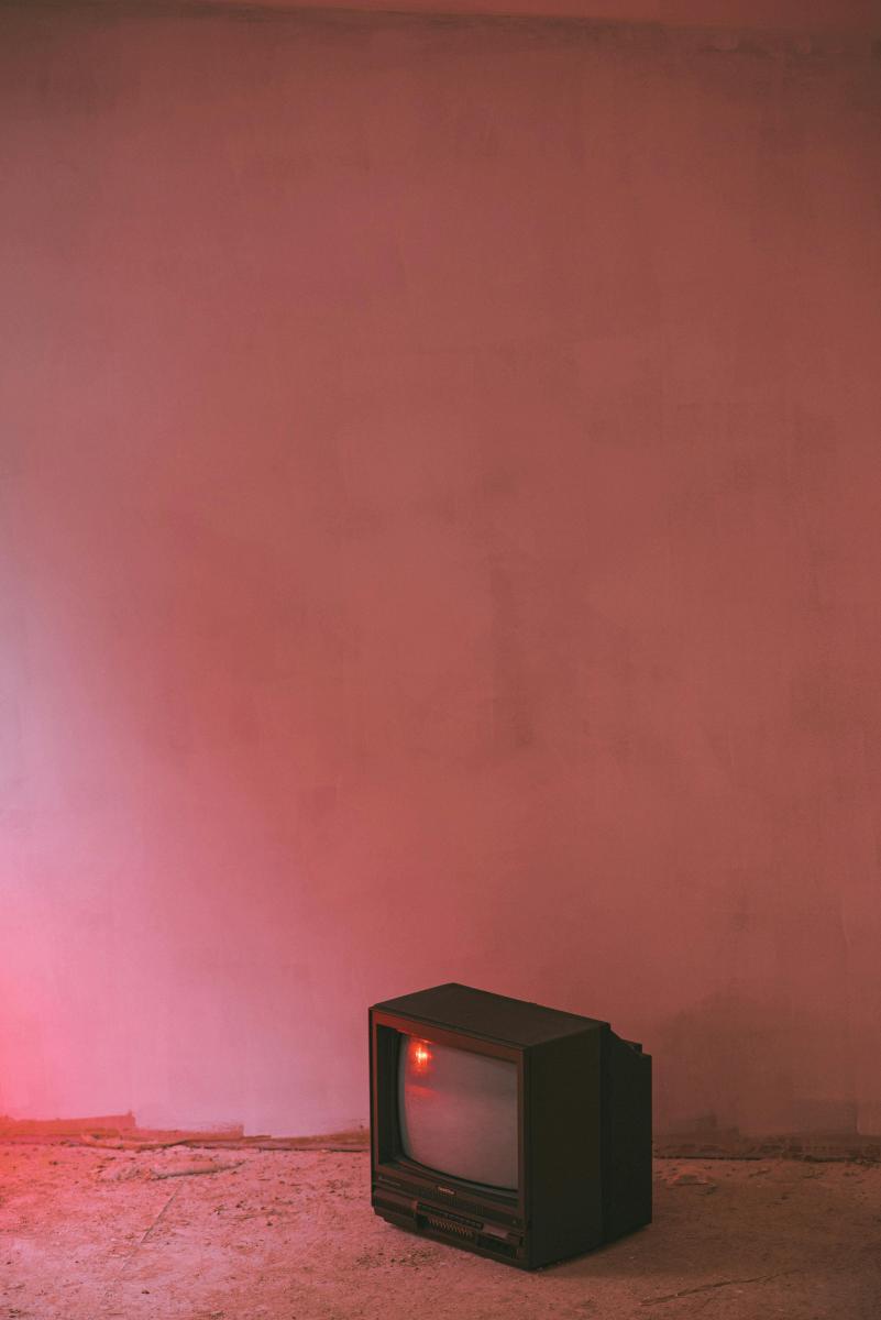 走出討好型人格，不是要你變得冷漠，而是要你把自己重新放回等式裡。心理諮商最常給的第一步是練習分清「需求」與「責任」；你需要休息，不代表你不夠努力；你拒絕別人，也不等於你是壞人。第二步，是練習「延遲回答」，例如有人臨時要你幫忙時，不要立刻說好，而是先說：「我看一下我的行程再回你。」這能避免你被本能的習慣牽著走。第三步，是設定小小的界線，例如減少無償情緒勞動、拒絕超出能力的任務，或只在自己真的願意時付出。習慣一件事需要時間，但研究指出，只要開始練習界線，人際壓力就會顯著下降。你不需要成為大家的「解答」，你只需要先學會「回答自己」。