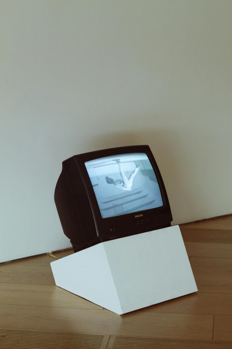 討好型人格並不等於「天生膽小」或「性格軟弱」，更多時候，它是早期經驗在大腦裡刻下的生存策略。心理學家臨床觀察發現，這類人通常在成長過程中，因為「順從可以換來安全感」而學會壓抑自我。例如父母情緒不穩時，小孩會下意識避免惹麻煩；在高度要求的家庭裡，孩子常因「表現好才值得被愛」而把需求藏起來。這些經驗會塑造成大人後的「預期性迎合」，總是先替他人想、先說好、先答應。美國心理學會（APA）指出，長期壓抑自我需求的人，會讓大腦中的壓力反應系統（HPA 軸）更容易過度活化，使人更容易疲憊、焦慮、甚至出現身心症。換句話說，「太乖」其實是身心長期負荷的一種。