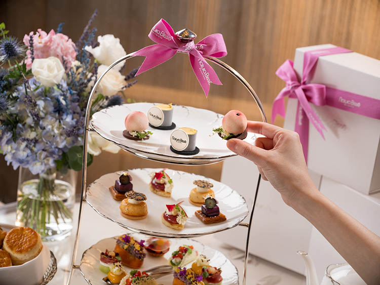 由台北文華東方酒店廚藝團隊揮灑巧思，汲取Natura Bissé「A Taste of Beauty」為謬思靈感，繽紛甜點巧妙描繪「花果光韻」花卉與鮮果的香韻與柔美色澤，傾心打造一場感官美學饗宴