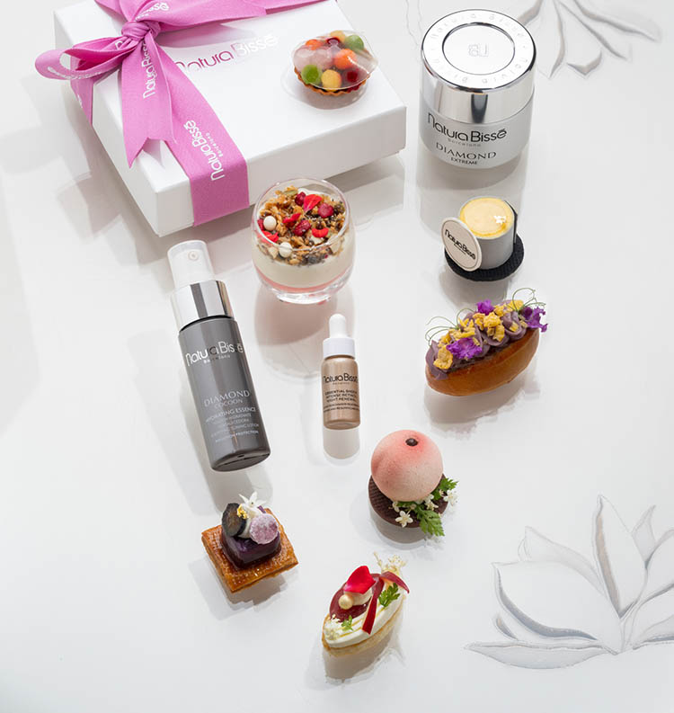 台北文華東方酒店以「A Taste of Beauty」食藝美學共慶品牌「鑽石極緻賦活系列」25週年的璀璨篇章，展演精準平衡與美食的美麗共鳴，賦予肌膚與味感皆由分寸雕琢而成的細膩之美，喚醒午後味蕾的藝術饗宴