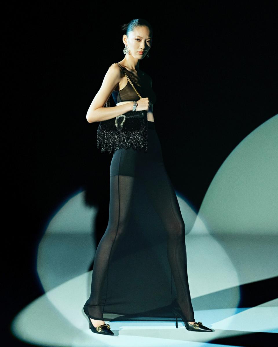 在輪廓上，他大量借鏡 90 年代的著衣風格——合身皮衣、外套、靴型褲、斜裁晚裝，以及帶有「Power Suit」氣勢的墊肩西裝，都展現 90 年代的風貌