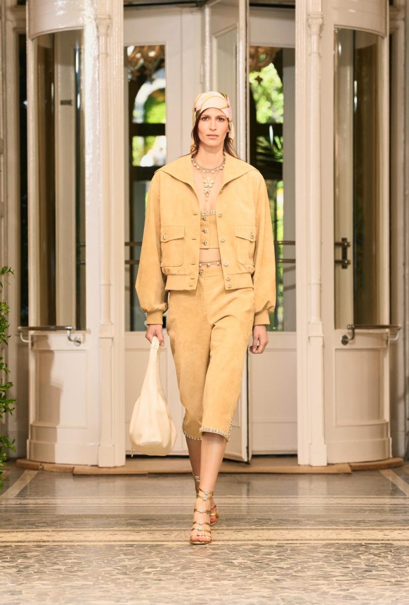 「CC Spring」這款包跳脫過去包袋硬挺的輪廓線條，在包身的設計上以柔和的輪廓呈現