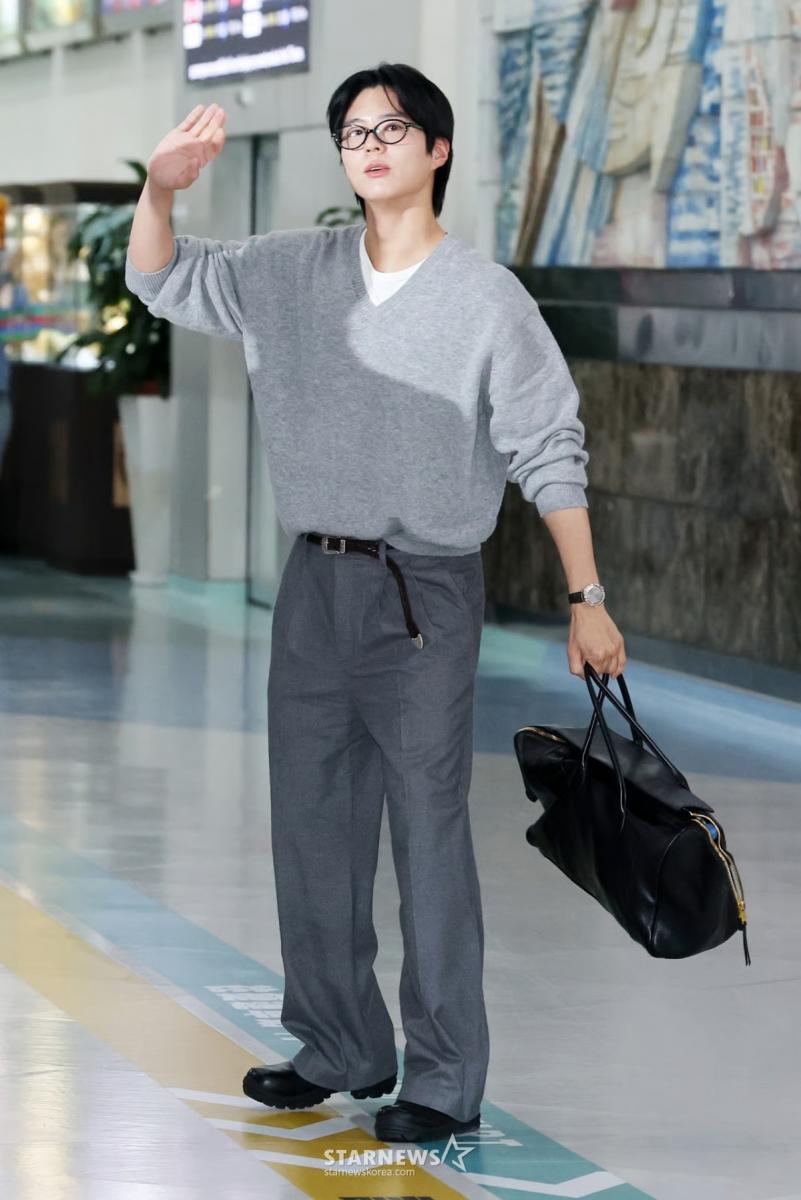 灰色穿搭最怕的就是「乏味」，但朴寶劍卻示範了如何利用同色系穿出層次感。他挑選帶有微霧感的羊毛針織衫，搭配輕挺的西裝料長褲，兩種不同觸感讓全身灰色不會糊成一片，反而像是同一張色票上跳動的不同明度。再加上白色 T-shirt 作為內搭，讓灰色之間多了一道乾淨的呼吸感；黑框眼鏡、皮革包款與質感腕錶則像畫筆的最後收筆，把整體的知性線條勾勒得更明確。更實用的是，這套搭法男女適用：上半身的「鬆」、下半身的「直」、配件的「精準」——掌握這三步驟，誰都能穿出韓系的清爽質感。若你總覺得冬季的灰色穿搭像融進背景，不妨學朴寶劍用材質製造層次，讓灰色變得有故事、有溫度。