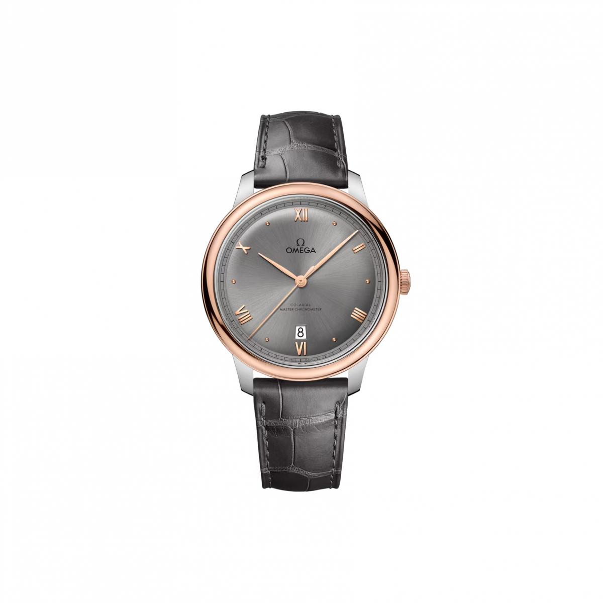 朴寶劍這次機場造型最關鍵的亮點，其實藏在他抬起手腕的那一刻——那只 Omega De Ville Prestige 正裝錶。碟飛 Prestige 系列自1994年誕生至今已進化到第三代，一直以雋永、優雅著稱，是品牌最具代表性的都會正裝錶家族。他佩戴的這款 40mm 不鏽鋼搭配 18K Sedna™ 金版本，採圓弧形 PVD 灰色太陽紋磨砂錶盤，光影掠過時像霧面絲綢滑過，沉穩而精緻。PVD Sedna™ 金指針、羅馬數字與凸圓形時標構成柔和細膩的層次，軌道式分鐘圈則替簡潔設計添上古典氣息。6點鐘位置的小巧日期窗實用不搶戲；翻到錶背，經大師天文台認證的8800自動上鍊機芯透過藍寶石底蓋一覽無遺，走時精準、抗磁表現出色。搭配深灰皮革錶帶，全錶呈現不張揚卻高質感的品味。最令人心動的是，它的價格帶相對親民，新台幣20萬初即可入手，對於入門精品腕錶的族群來說，是能負擔、又能長久陪伴的好選擇。