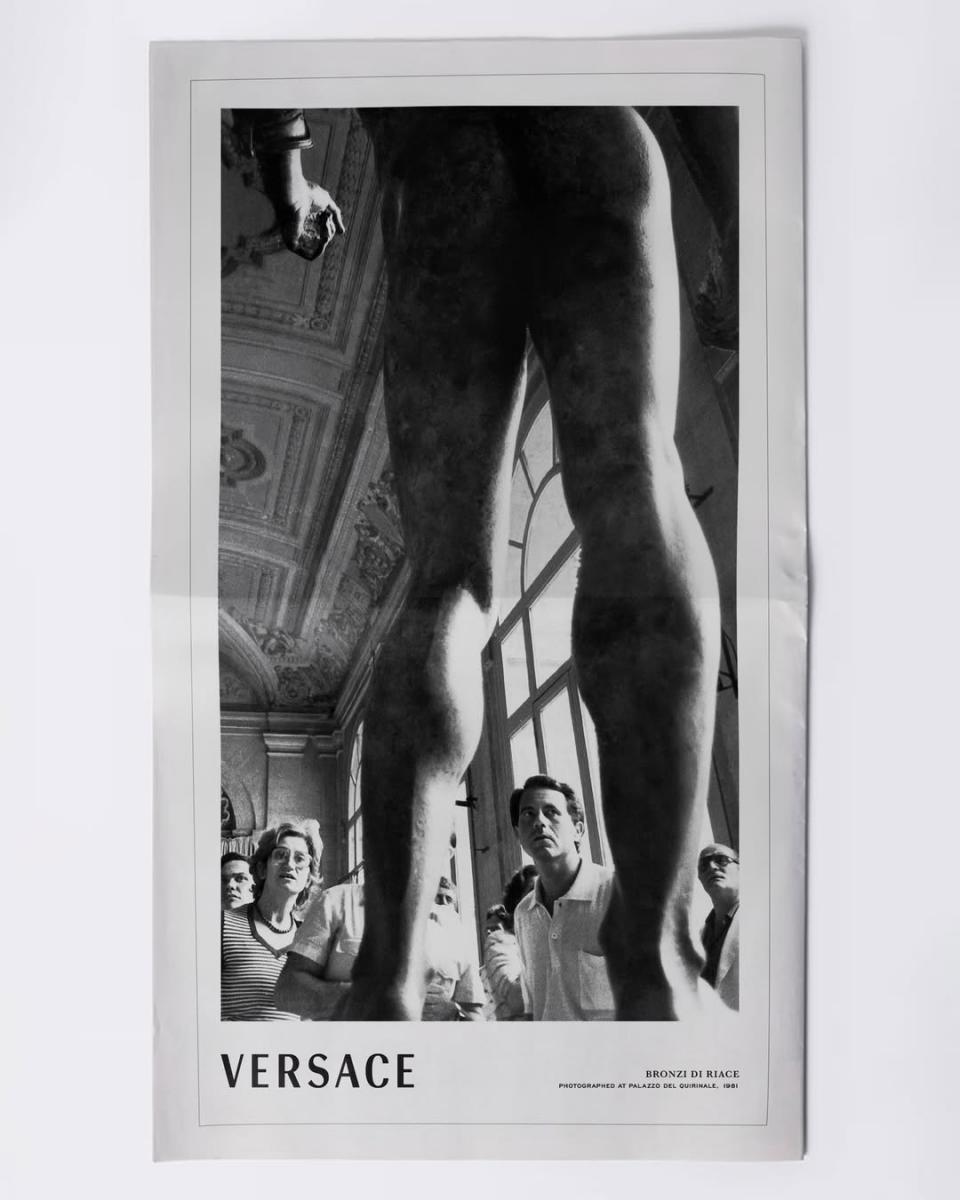 Prada 集團近日完成收購 Versace 的交易程序，斥資高達 13 億歐元（約新台幣 474 億元）。不久前，Prada 集團繼承人羅倫佐・貝特利（Lorenzo Bertelli）確定出任 Versace 執行董事長。作為品牌全新掌舵人，他表示，Versace 的價值遠高於其當前營收，未來將致力於帶領品牌重返巔峰。