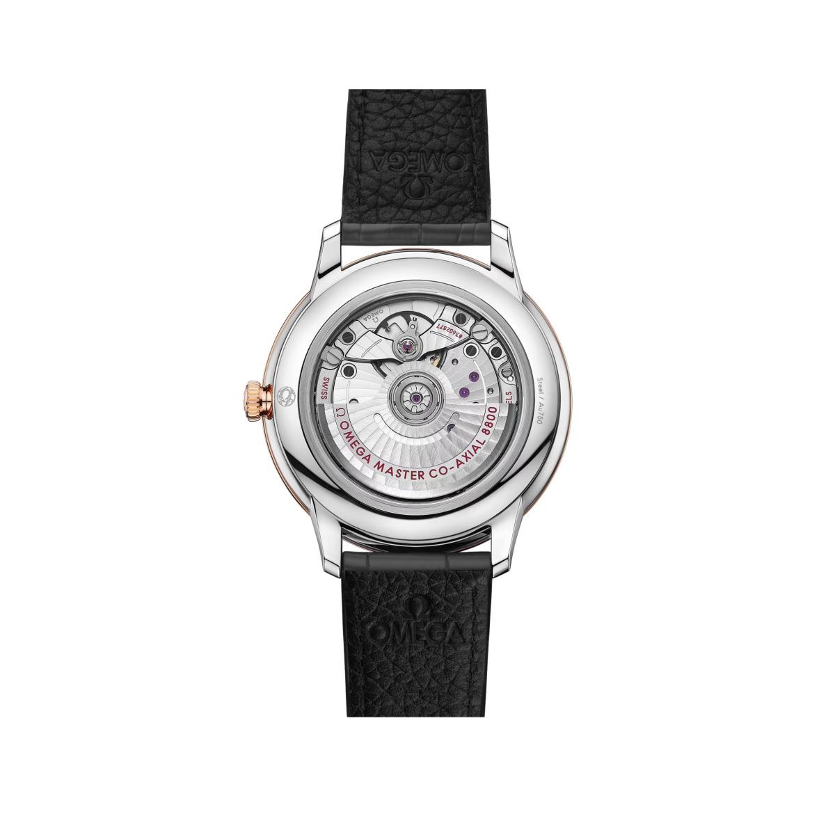 朴寶劍這次機場造型最關鍵的亮點，其實藏在他抬起手腕的那一刻——那只 Omega De Ville Prestige 正裝錶。碟飛 Prestige 系列自1994年誕生至今已進化到第三代，一直以雋永、優雅著稱，是品牌最具代表性的都會正裝錶家族。他佩戴的這款 40mm 不鏽鋼搭配 18K Sedna™ 金版本，採圓弧形 PVD 灰色太陽紋磨砂錶盤，光影掠過時像霧面絲綢滑過，沉穩而精緻。PVD Sedna™ 金指針、羅馬數字與凸圓形時標構成柔和細膩的層次，軌道式分鐘圈則替簡潔設計添上古典氣息。6點鐘位置的小巧日期窗實用不搶戲；翻到錶背，經大師天文台認證的8800自動上鍊機芯透過藍寶石底蓋一覽無遺，走時精準、抗磁表現出色。搭配深灰皮革錶帶，全錶呈現不張揚卻高質感的品味。最令人心動的是，它的價格帶相對親民，新台幣20萬初即可入手，對於入門精品腕錶的族群來說，是能負擔、又能長久陪伴的好選擇。