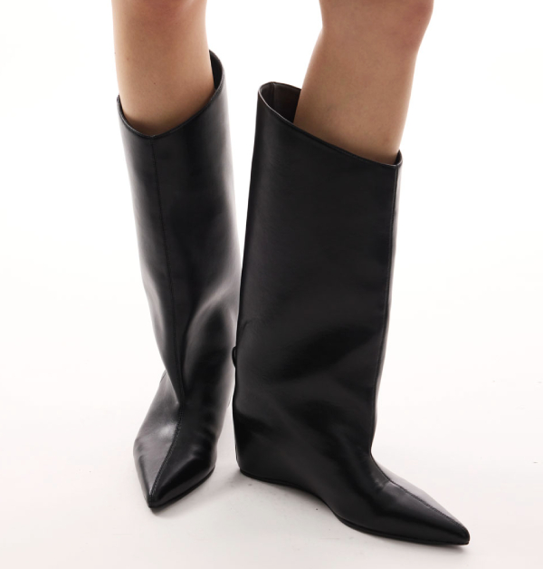 這款由Studio Doe與時尚KOL Molly聯名的皮革寬筒長靴，以寬筒版型搭配斜向靴口設計，打造出更顯修長纖細的視覺效果。