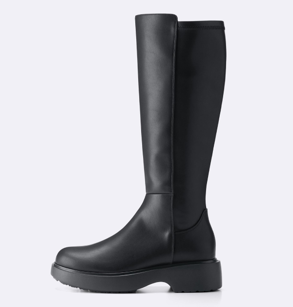 平價時尚代表，GU這款黑色皮革拼接長靴，以俐落、筆直的靴身線條，搭配異材質拼接設計，打造出低調卻充滿質感的風格。