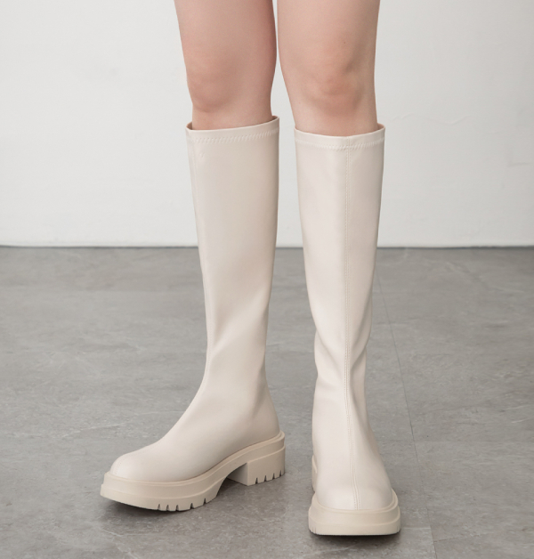 D+AF幾乎快成為女子韓團演唱會的平價鞋款指標，堪稱台灣之光。穿過品牌的女孩都知道，品牌不僅價格親民，作工也非常可靠，而且專為亞洲腳型設計，上腳舒適好穿脫。