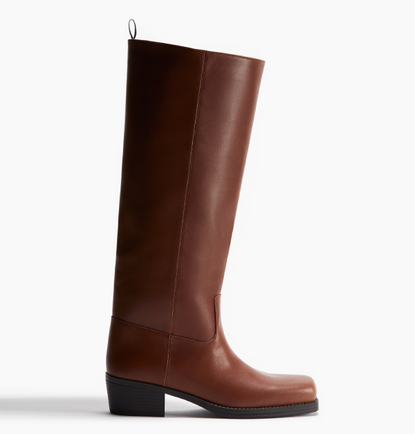 H&M這款棕色皮革及膝騎士靴，以俐落方頭設計搭配穩定中跟，兼具時尚外型與舒適度。柔軟皮革呈現自然光澤，整體線條修長流暢，不僅好行走，還能輕鬆搭配各種率性又充滿個性的秋冬造型。