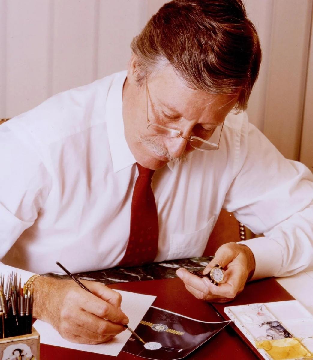自1950年代起，Gérald Genta（1931–2011）設計了數千款腕錶，他總是用硬紙板繪製草圖，並使用不透明水彩或鉛筆。照片拍攝於1990年代。© Gérald Genta Heritage Association.