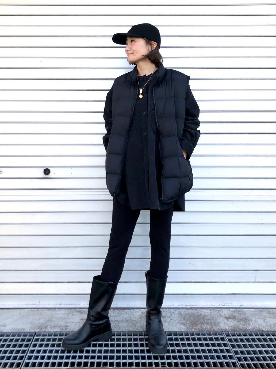 如果說保暖與顯瘦是它的前兩大賣點，那「彈性」絕對是它讓人上癮的理由。這款褲子的彈力非常高，蹲、伸展、盤腿、跑步都不卡，完全不會有緊繃感，甚至連瑜珈、居家拉伸都能輕鬆勝任。它的布料能隨著動作自然延展，腹部到腳踝都能維持舒適包覆，不會滑、不會擠、不會勒，長時間穿著也不會感到壓迫。正因為如此，日本女生才會把它視為冬季的「萬用褲」：通勤時穿進靴子裡完全不卡布；居家時當 Lounge Wear 輕盈自在；旅行時更是必備，塞進行李箱完全不占空間。它是保暖單品，但行為邏輯卻像運動褲，讓冬天的行動自由度大幅提升，是那種穿一天就會忍不住想再買一條的類型。