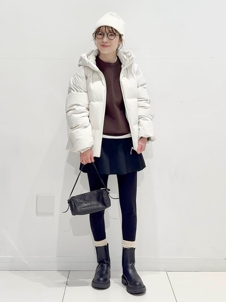 一般刷毛褲最常見的缺點，就是看起來「澎」，尤其大腿線條容易變得不俐落。但超極暖內搭褲最厲害的地方，就是內裡刷毛柔軟細緻，卻完全不影響外觀的貼順感。布料外層經過特殊編織處理，呈現乾淨俐落的直筒線條，穿起來像是自然貼合身形的 Leggings，不會顯胖，反而有一種把腿「收乾淨」的效果。視覺上，大腿線條被拉長、小腿形狀變得更乾淨，簡單搭配長版襯衫、針織衫或羽絨外套，就能營造出日本女生最擅長的「軟暖系風格」。而且它的表面滑順，不易卡毛屑，在深色款上尤其加分。你會發現，明明是保暖褲，但照鏡子時卻有種「欸？今天腿好像變細了」的驚喜感。