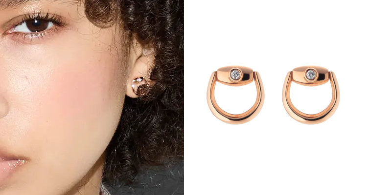 Gucci精心呈獻多款鑲嵌鑽石的「Horsebit」經典珠寶，以慶祝標誌性馬衔扣珠寶系列問世20周年。這款半馬衔扣造型耳釘巧妙融入兩顆閃耀奪目的白色鑽石，細膩展現品牌對工藝與優雅的堅持。