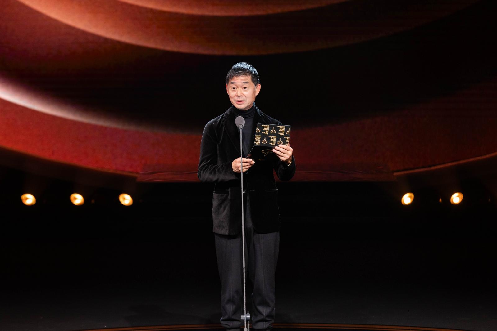 這回,皆川明受邀參與 2025 金點設計獎,不僅以頒獎人的身份出席典禮,也擔任決選評審。「我覺得金點獎很豐富,它包容了非常非常多不同類型的設計作品,大到建築、小到工藝。」他接著說:「因為我評的是產品設計類,我除了重視其外觀與功能,也會去看這個產品有沒有辦法長久地留在這個社會上,帶給這個社會一些幫助,帶來更多意義。」