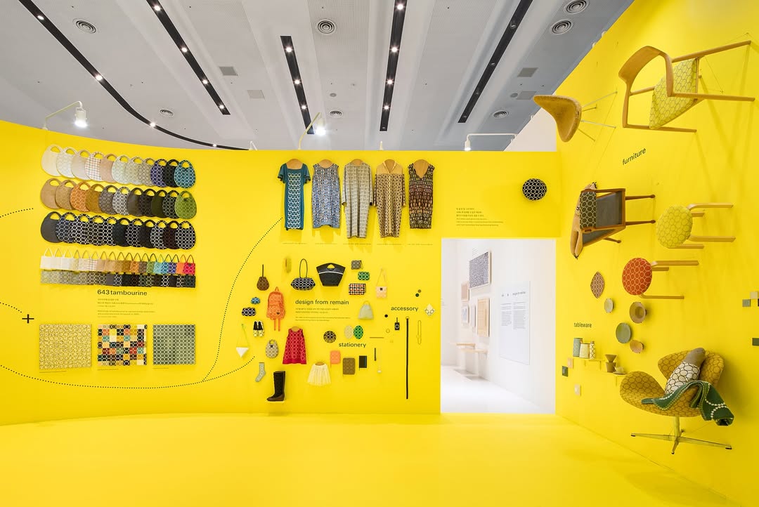 時至今日,談起 minä perhonen 已有清晰的輪廓:繽紛色彩、刺繡圓圈、印花服飾,以及家飾器皿等。1995 年,皆川明創立個人品牌「minä」,2003 年將品牌名擴展成「minä perhonen」,將觸角延伸至更多領域。芬蘭語中,minä 是「我」的意思,而 perhonen 則意味著「蝴蝶」,希望人們能像蝴蝶般自由地展現自我,結合特別的設計與「至少延續百年」的核心理念。