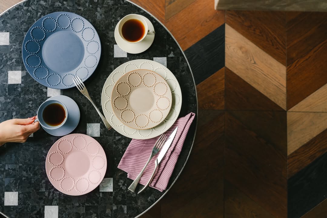 「我們要追求的是看到這個東西、使用這個東西時所感到的幸福與喜悅。所以我反推過來,把『喜悅』跟『快樂』放在我設計時最重要的位置。」皆川明也分享台日之間的共通點:「我發現台灣和日本的消費者都有共通點,他們非常享受『想像的世界』。這兩邊幾乎沒有太大的差異,包括我想傳達的想像空間、比較自由的思維創作。」