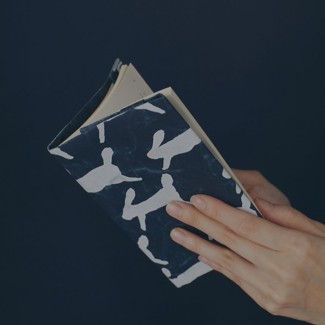 「設計的終點,不是在於只是打造出一個實體東西,而是這個東西可不可以讓我覺得,用了它、看了它,很幸福、很開心。這個,才是我們定義的(設計)終極目標。」皆川明接著說:「我們絕對不希望只設計出一個單純美麗的東西、一個方便的東西。如果你有一個美麗又方便的東西,但它不能打動我們、激起內在的情緒波瀾,那就不是設計真正要追求的。」