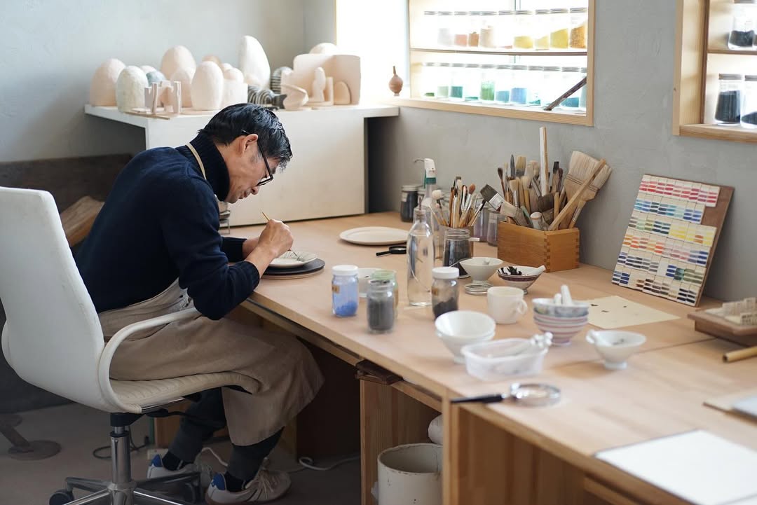 如今,當許多人都喜歡 minä perhonen 的設計美學時,背後的故事也更值得探究。皆川明透露,成為設計師並非在他原先的藍圖之中。「我曾經是一位田徑選手,本來是想念體育大學的,但後來因為受傷而中斷了這條道路。」在因緣際會下,19 歲時,他去了一趟巴黎,得到時裝秀場後台打工的機會,帶著「非常非常好奇」的心態,開始踏上了設計師的道路。