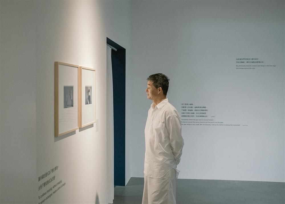 「現在回頭看真的是一個很大的賭注。當時我只是在想,若持續做這件事情(設計),過了三十年後,我會變得怎麼樣。先不管我到底適不適合,或是否擅長這件事情,就這樣一路做了四十年。」訪談尾聲,皆川明用這一句話鼓勵正在追逐夢想的人:「不要偷懶、不要放棄,是我剛開始學習設計時,祖母告訴我的一句話,這也成了我一輩子的信念。」