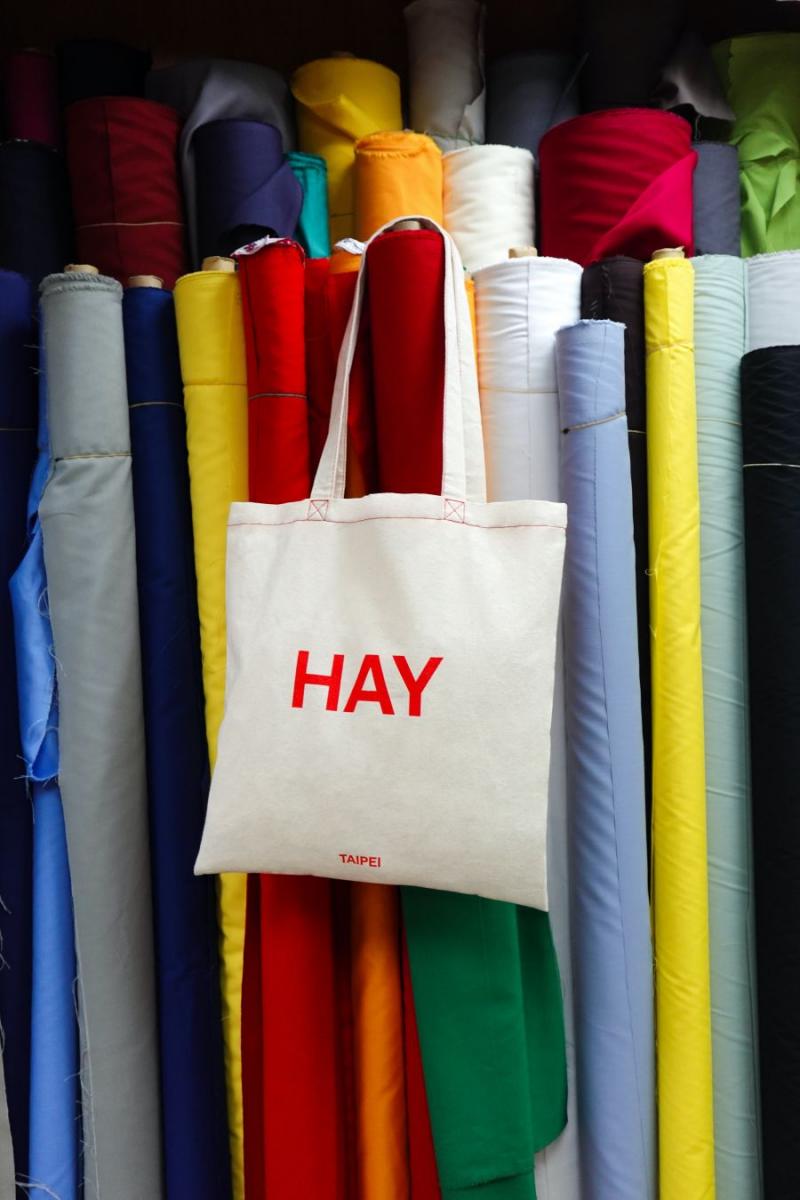 延續經典 Tote Bag 的標誌性設計，這款限定托特包最大亮點在於全球唯一的 HAY 經典色 Poppy Red 紅色縫線與 TAIPEI 城市字樣；內層也新增了實用內袋，為極簡包款注入專屬台北的限定詮釋。商品價格：NTD. 390。