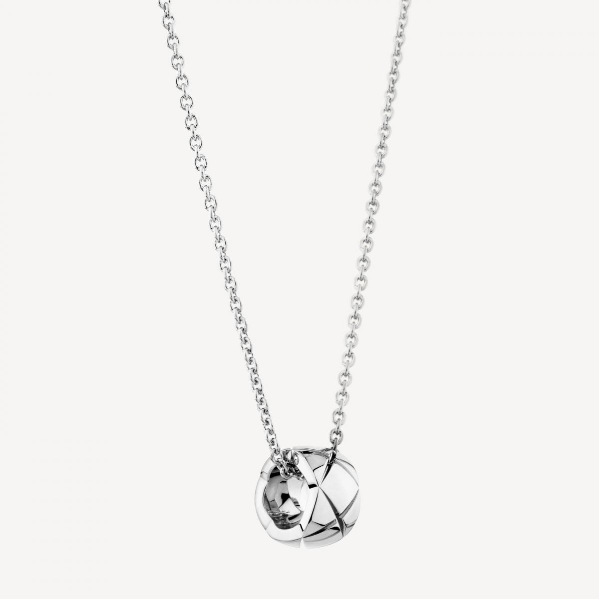 若說 Chanel 的靈魂是「以簡馭繁」，那 Coco Crush 系列便是這句話最具體的珠寶版本。源自1955年2.55包的菱格紋圖騰，被轉化為項鍊上細緻的刻紋切線，而小型18K白金吊墜恰如其分地呈現品牌那種「看似不費力、卻處處用心」的氣質。圓角方形、扇形飾邊、柔潤弧面……每一筆都像是在描繪香奈兒女士對自由的堅持。佩戴 Coco Crush 的感覺，就像穿上一件合身剪裁的黑外套：乾淨、俐落、不強求吸睛，但就是能讓你站在鏡子前多看自己兩眼——因為那是屬於你的「剛剛好」。