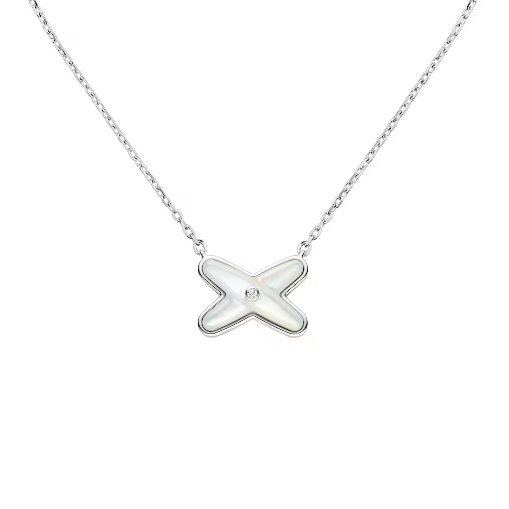 Chaumet 對「連結」的詮釋，總是帶著巴黎式的細膩與情感厚度。Jeux de Liens 採用交叉造型，象徵兩條生命軌跡在某個瞬間交會、扣合，再一起向前。白金與珍珠母貝的光澤相互映照，中央鑽石像是故事裡最初的那句「我願意」。這款吊墜的氣質溫柔卻堅定，適合用來慶祝人生的重要片刻——也許是升職、新關係、重新開始的人生頁面。它不張揚，但佩戴者心裡會知道：這份連結，是屬於你的幸運象徵。