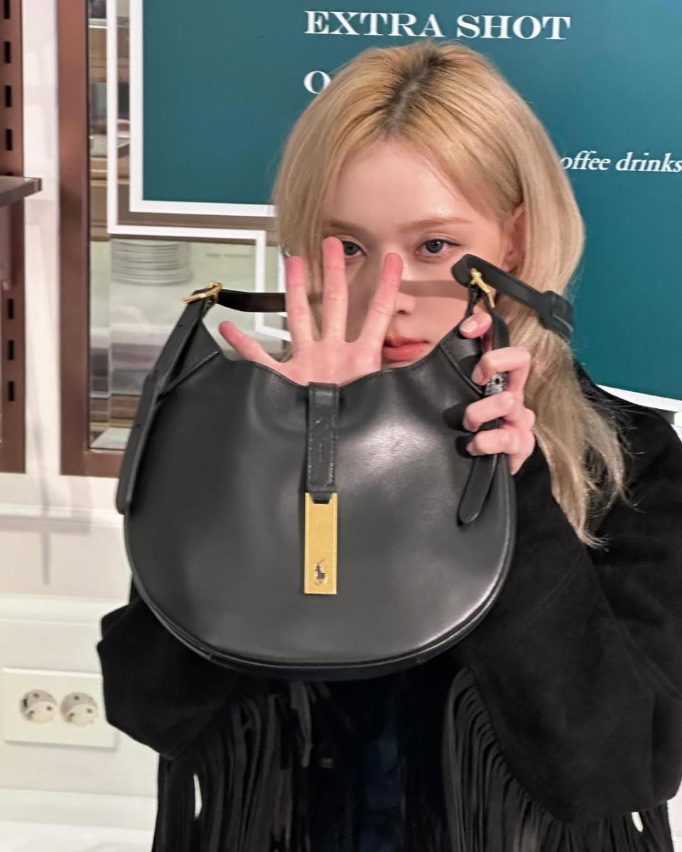 然而當時尚界都在追尋下一個  “It Bag”  的浪潮下，Ralph Lauren 在市場間退出幾年後，在 2022 年秋季品牌以一款名為「Polo ID」的半月包，再次佔據眾人目光。