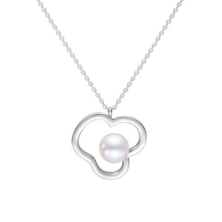 TASAKI 的 chants 系列有種雕塑般的節奏感，線條輕盈卻極具力量。這款18K白金項鍊以抽象花卉輪廓呈現流動線條，中間安置一顆雅緻的 Akoya 阿古屋珍珠，使造型彷彿在胸前盛開。珍珠的光暈柔和，與白金的冷調光澤交織成一種「柔中帶剛」的美學語言。它不是甜美的花朵，而更像成熟女性對優雅的個人詮釋——柔軟，但絕不隨風搖擺。無論搭配針織衫、襯衫或正式禮服，都能為造型加入靜謐卻亮眼的一筆。它的設計既具當代感，又保有珠寶的雋永質地，是珍珠愛好者衣櫃裡必備的一款白金項鍊。