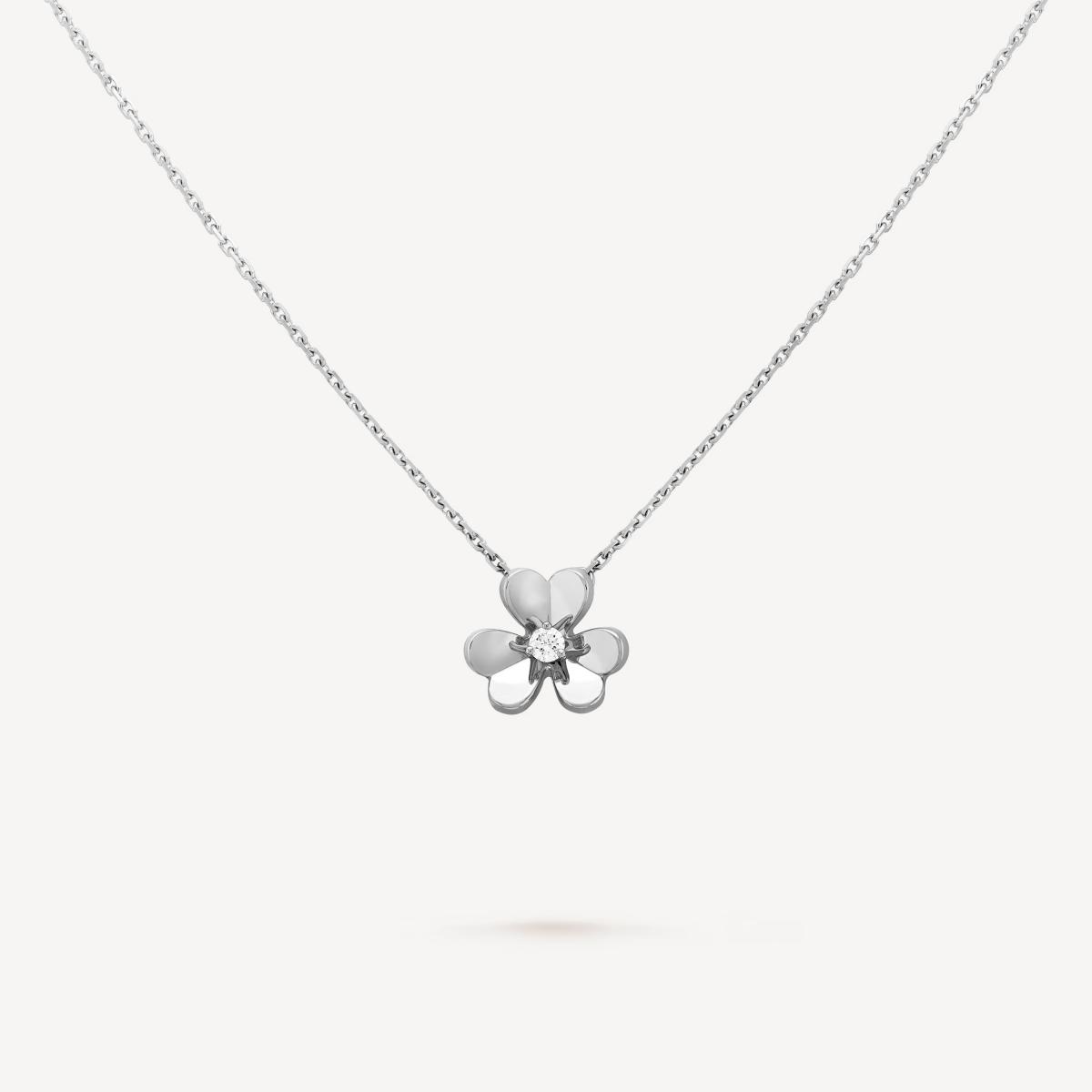 Frivole 系列宛如一朵被春光親吻的花，輕盈到彷彿會隨呼吸微微擺動。梵克雅寶以鍍銠18K白金打造鏡面花瓣，再於中央鑲上一顆明亮鑽石，讓光線在胸前形成一個精緻的小漩渦。花瓣為心形設計，卻不落俗氣；鏡面拋光讓整體像一朵被露水剛打亮的花。Frivole 的美，在於它既浪漫又克制——不是少女的甜，而是成熟後仍願意保有的那份柔軟。如果你偏好多層次項鍊，它也能成為疊戴中的一束微光，輕巧卻不可忽視。