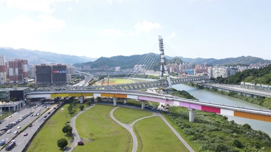 基隆捷運在設計上也提供更多轉乘彈性：SB22 站可轉乘台鐵，SB15 站可轉乘汐東捷運，SB14 站可轉乘汐東捷運及台鐵，SB34 站可轉乘汐東捷運，SB32 站可轉乘捷運板南線與文湖線，SB31 站則可轉乘捷運板南線、台鐵與高鐵。未來搭乘基隆捷運時，也能透過台鐵、高鐵及其他捷運線，讓通勤更為便利。