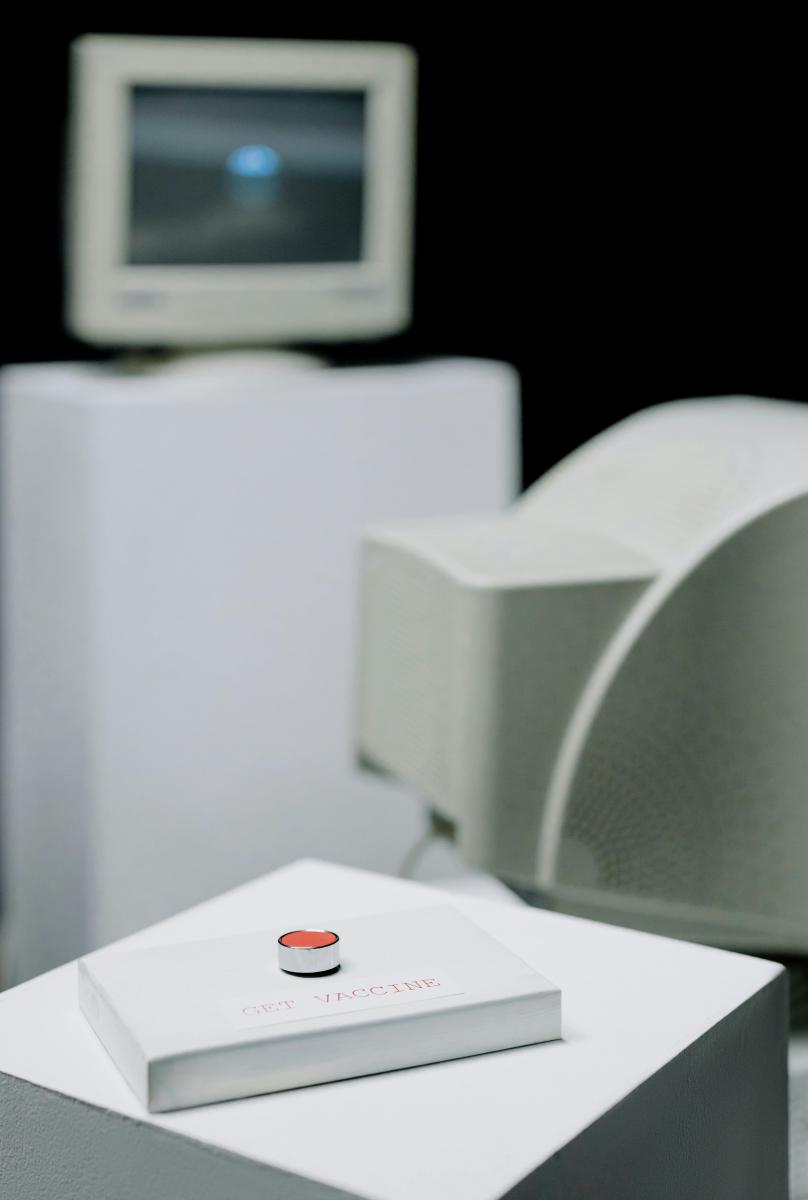 很多人在關係破局後回頭想，都會痛罵自己當初怎麼這麼傻，明明很多跡象都看得見，為什麼還不離開？事實上，這不是智商問題，而是心理學中的「確認偏誤」與「定向認知偏差」共同作用。當你越想讓這段感情成功，大腦就越會偏好尋找支持你期待的證據——他曾對你很好，他有說過要努力，他有一天會改。這讓你忽略那些明明已經反覆發生的警訊，例如：冷暴力、敷衍、缺乏承諾等。心理學家曾指出，人們在面對高情感投入的關係時，會「低估風險、放大希望」，這是為了減少心理痛感。你不是看不見，只是當時的你還沒準備好接受真相。