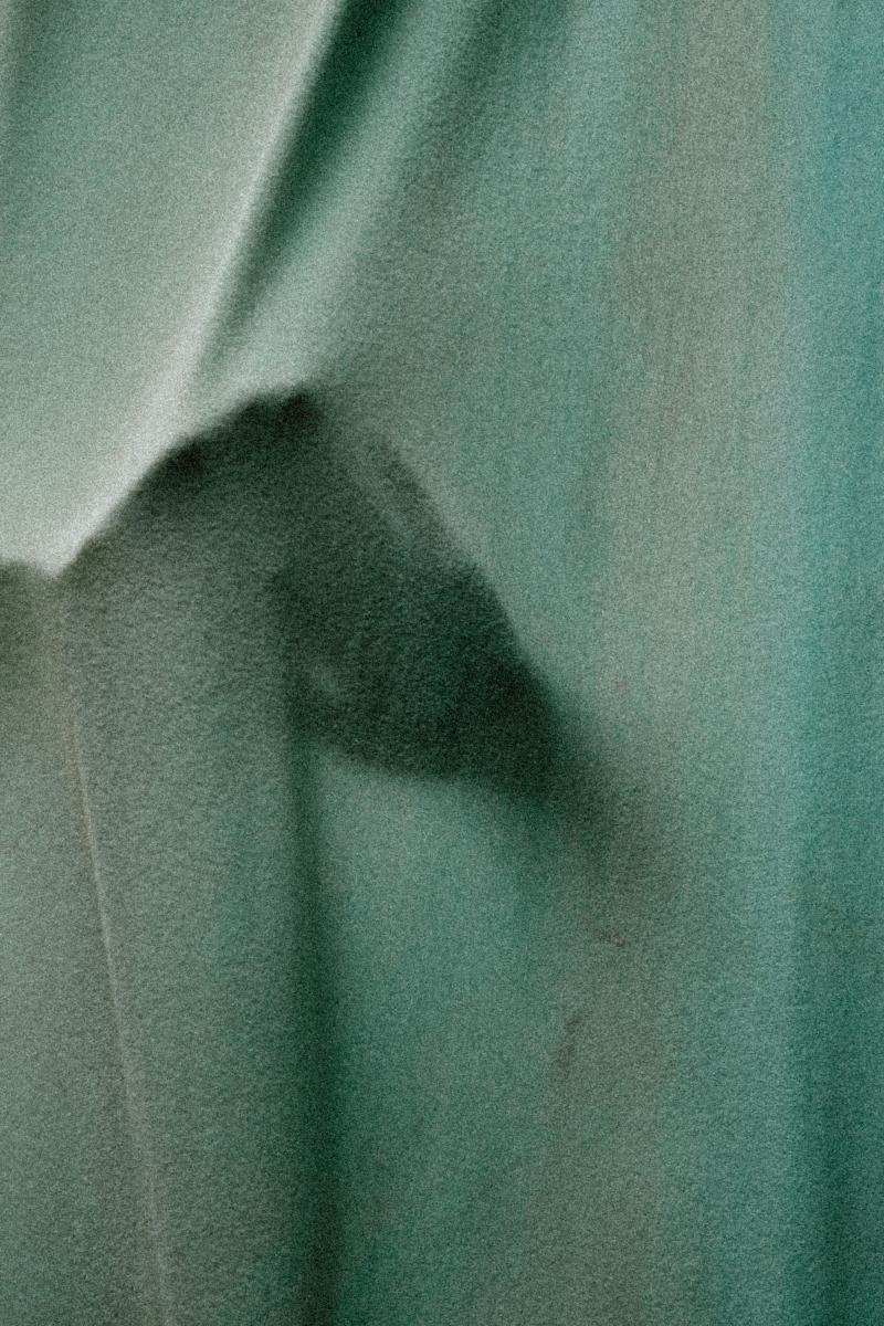 「他不是故意的」、「他一定有苦衷」是許多人在關係裡最常說的兩句話。這種合理化行為，就是定向認知偏差的延伸。當伴侶某些行為不符合你對他的既定印象時，大腦會急忙替他找理由，維持你心中那個「理想伴侶模型」的穩定性。例如：你覺得他體貼，所以當他忽冷忽熱，你反而會先責怪自己是不是太敏感。這種「自動腦補」在短期內能避免衝突，但長期下來卻會讓你錯過關係中的重要訊號。真正成熟的愛，是願意承認，即便他有優點，也仍然可能同時具有讓你受傷的特質，而兩者都必須被看見。