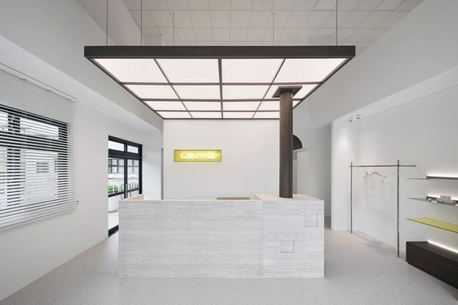 在極簡的空間中，設計師以「光」為核心命題。一走進 Golfwer，挑高的入口意象讓柔和的天光自上而下傾瀉。櫃檯以米白色仿石材構築，量體俐落而沉穩。簡潔亦是室內的一大設計重點，傳遞「少即是多」的理念。以「黃色」作為精神主色，為來訪者注入一抹溫暖與正向能量。
