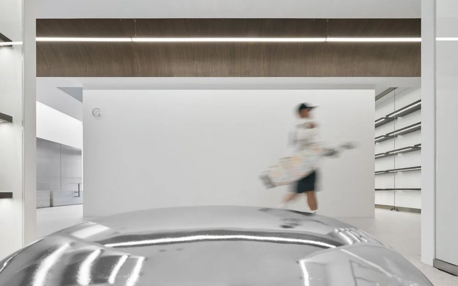 隱藏式門片帶來安靜而細膩的變化：開啟時，光線能無阻隔地流動；閉合時，勾勒出沉穩而精準的界線。柔和的弧形天花引導動線，讓人們以輕緩的步伐穿梭其中。台中室內高爾夫 Golfwer 落成後，獲得國際建築媒體《ArchDaily》的高度肯定，或許也能成為你下一次造訪台中的理由之一。